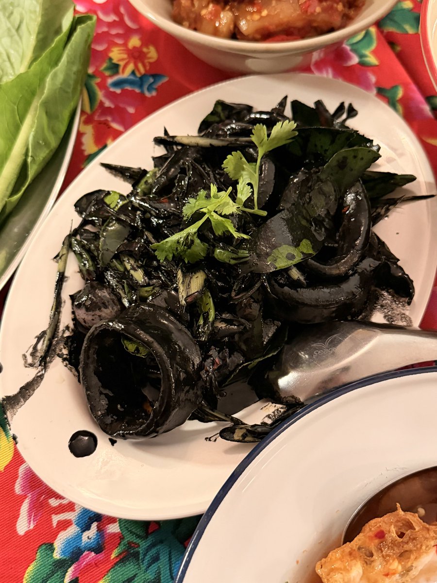 whatdoueattoday's tweet photo. หรอยจริงคับ🥵🌶️ วัตถุดิบดี เครื่องแกงถึงงง อย่างกุ้งผัดสะตอ นี่กุ้งตัวจะเท่าช้อนละ เนื้อหวานสดเด้ง ผัดกะปิสะตอมาโคตรจัดจ้าน ละมีมะนาวให้บีบเสริมรสด้วย เด็ด🌟🌟 ไข่เจียวกากหมูก็อร่อย ทอดมากรอบฟูกินเพลิน หมึกผัดน้ำดำก็กลมกล่อมผัดมาหอมสมุนไพรมากๆ และที่ต้องสั่งคือ ยำไข่เป็ดดาว🥚 ไข่แดงเยิ้มไข่ขาวกรอบคลุกน้ำยำเปรี้ยวหวาน อ้ยย อยากกินอีกเลยคับ