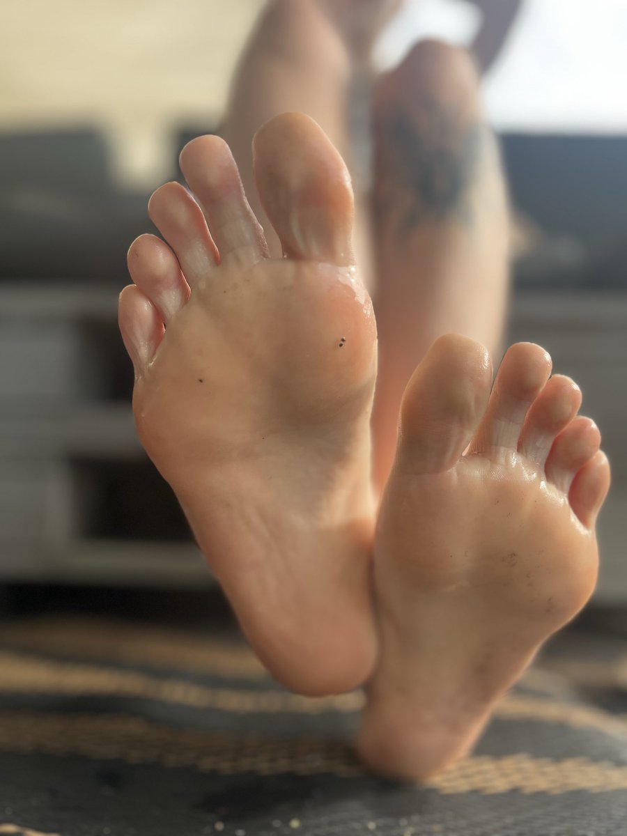 Serenity666wolf's tweet photo. can not resist them big feet😉 https://t.co/yLRdC9HOyv