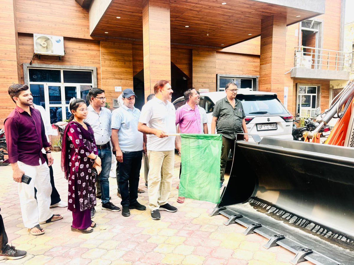 NagarBaghpat's tweet photo. Respected, Advocate Rajuddeen, Chairman, Nagar Palika Parishad Baghpat, District Baghpat, flagged off a new JCB Today.#sbm #sbm_urban #government #vehicles #safaiabhiyan https://t.co/PJeMVG2SVs