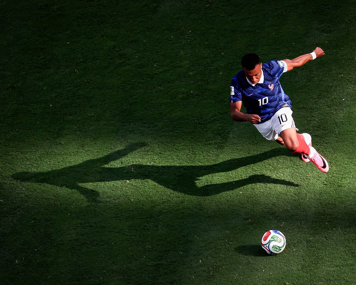 theMadridZone's tweet photo. 🇫🇷 Kylian Mbappé’s last 5 World Cup matches: 

⚽️⚽️⚽️ vs Argentina 🇦🇷 
⚽️⚽️ vs Senegal 🇸🇳 
⚽️⚽️ vs Iraq 🇮🇶
🅰️🅰️ vs Norway 🇳🇴 
⚽️⚽️ vs Sweden 🇸🇪 

🤯 UNBELIEVABLE. https://t.co/2NpJ9RdAec