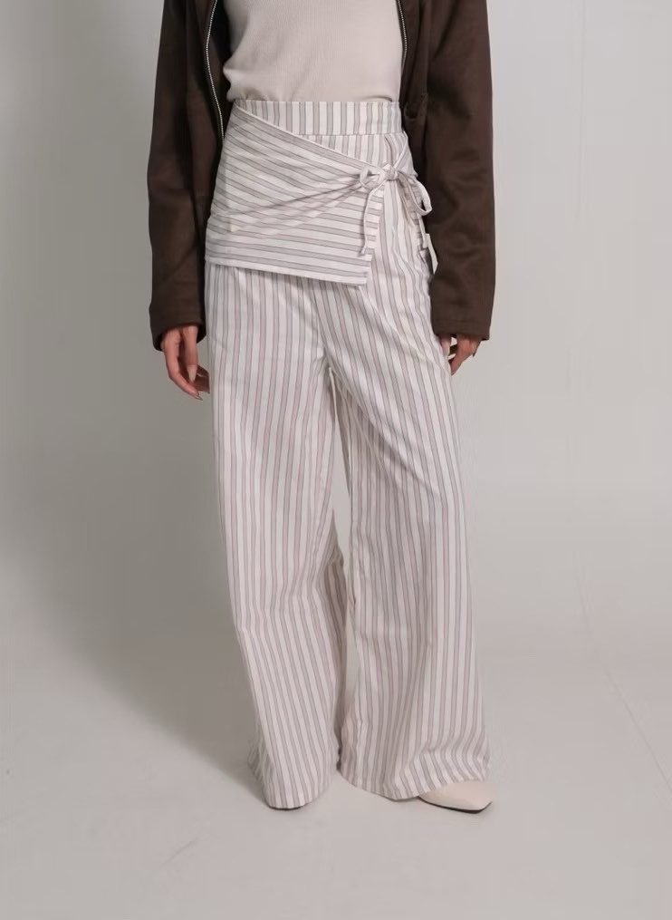 rubyfluf's tweet photo. STOP SCROLLING 😭🤍 nemu celana yang modelnya beda dari biasanya…
stripe pants + detail layer ini bikin outfit langsung keliatan lebih mahal ✨
potongannya jatuh cantik, ada aksen unik yang bikin look simple jadi lebih bagus tanpa keliatan berlebihan 🫶🏻 https://t.co/IeqgCuTfg3