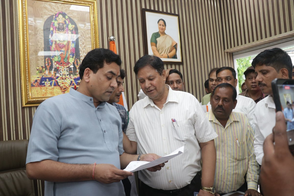 KapilMishra_IND's tweet photo. समस्या से समाधान तक की यात्रा ही संवाद है 

आज जनता से मिला,  उनकी समस्याओं को सुना व समझा,
साथ ही निवारण के लिए निर्देश दिए

#संवाद https://t.co/jx1IZV4gzt