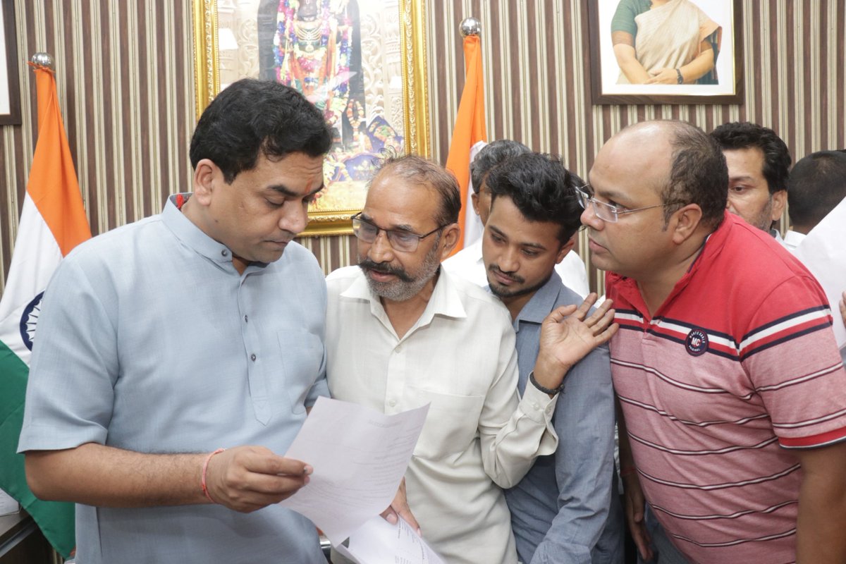 KapilMishra_IND's tweet photo. समस्या से समाधान तक की यात्रा ही संवाद है 

आज जनता से मिला,  उनकी समस्याओं को सुना व समझा,
साथ ही निवारण के लिए निर्देश दिए

#संवाद https://t.co/jx1IZV4gzt