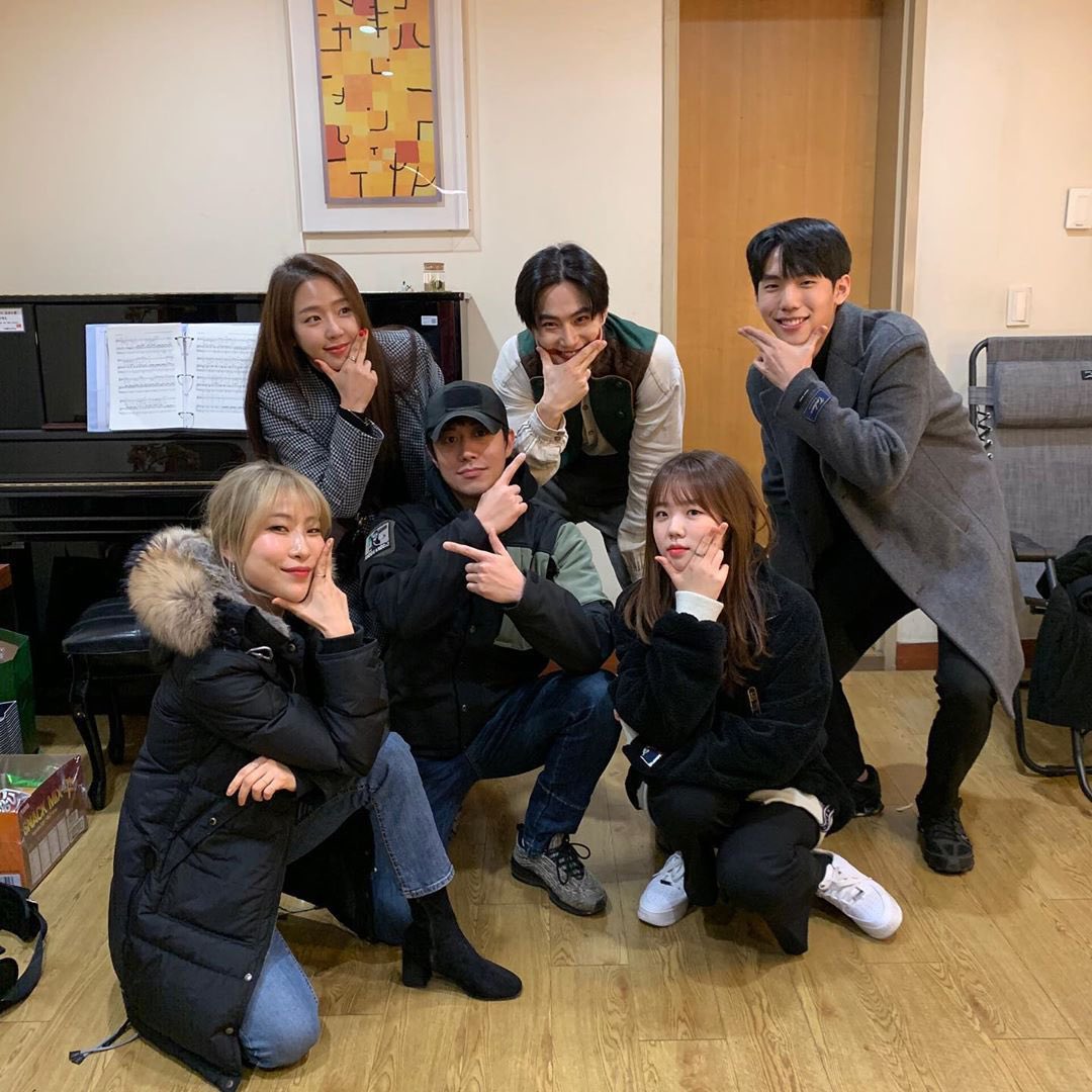 TheKJM_Base's tweet photo. Aww, one of the hosts of the ‘Embarrassing Pasts’ YouTube show is SUHO’s KNUA junior, actress Ji Yeeun

#SUHO #수호 #준면 #金俊勉 #スホ https://t.co/qqgJpaoWkN