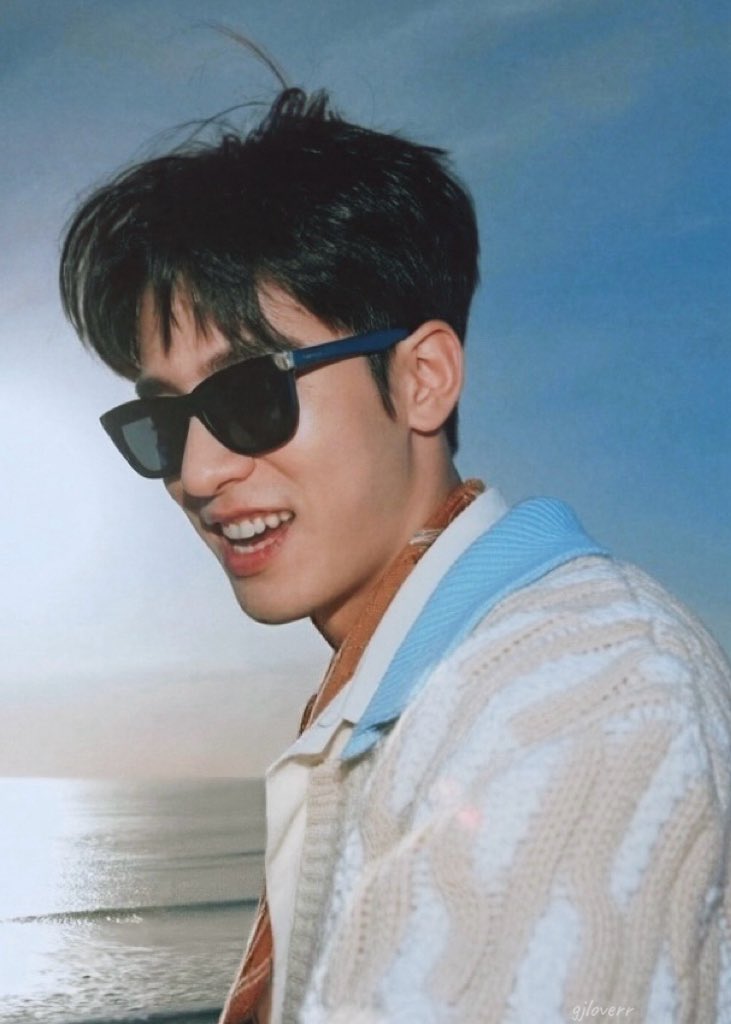 GJLoverr's tweet photo. อีดิทนิดหน่อย ใส่ฟิลเตอร์กล้องฟิล์ม ยิ้มน่ารักจนอยากทำโพลารอยด์เลยอ้ะ https://t.co/gxLSYrVtfm