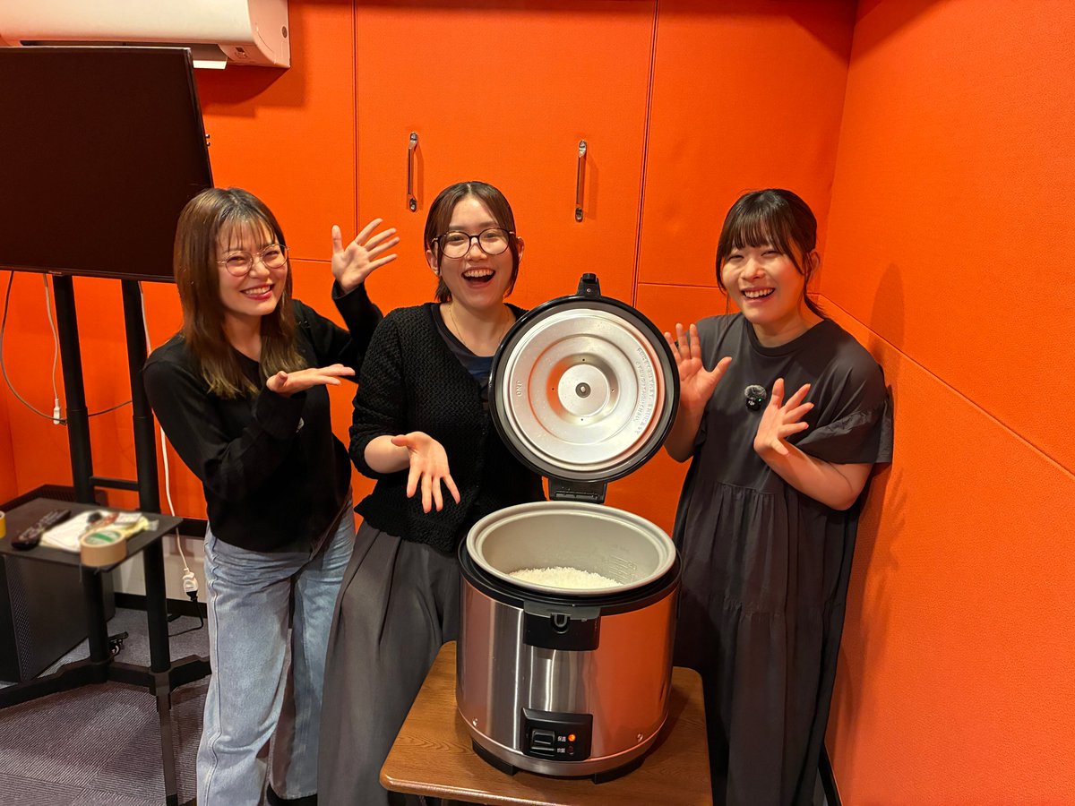 2ndinclass's tweet photo. ／
#クラにかラジオ
第21回 明日18時配信開始📻
＼

1年の時を経て…お米が炊けたよー㊗️🎉

🎙パーソナリティ🎙
#石見舞菜香
#鈴代紗弓
#長谷川育美

第20回まで配信中👇
https://t.co/PTP2zFR8g8

#クラにか https://t.co/zc920VKpWi