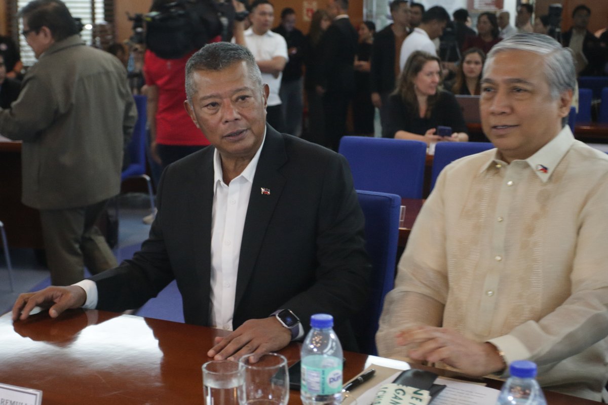 BenPulta's tweet photo. Ombudsman Jesus Remulla and Deputy Exec Secretrary Jesse Andres chat at the sidelines of the launching of the development of the Philippine National Anti-Corruption Strategy . PNA photo by Ben Pulta . @pnagovph https://t.co/jXZlceBN7R