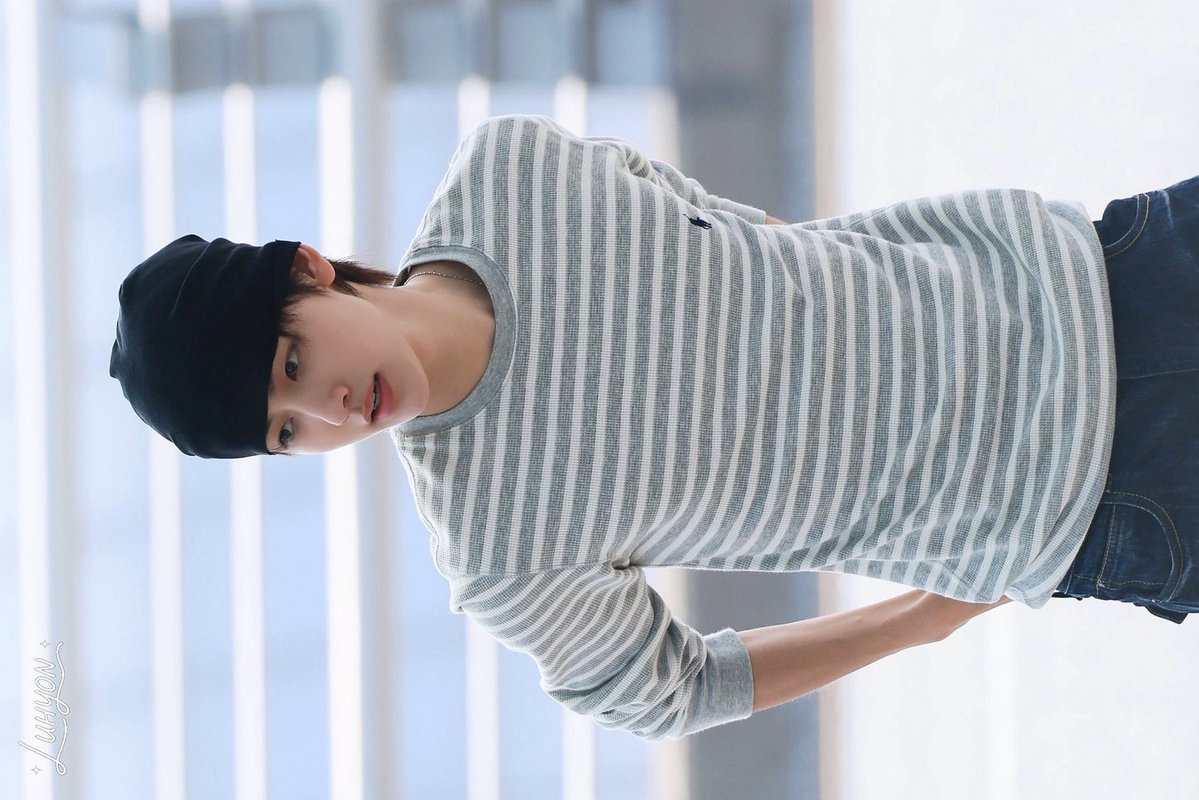 eomseaniee's tweet photo. Him in grey striped shirts is just too iconic>>> https://t.co/EV2Z4XDcpS