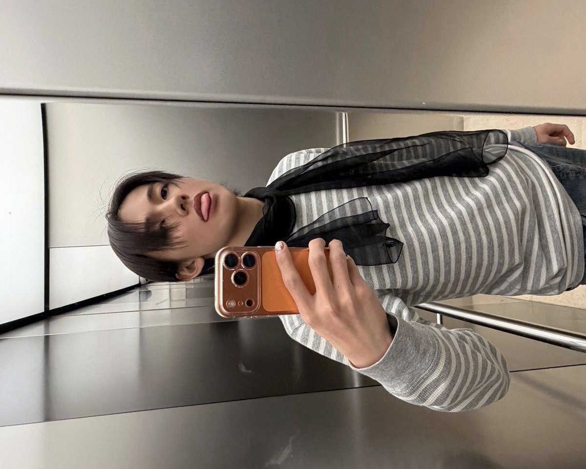 eomseaniee's tweet photo. Him in grey striped shirts is just too iconic>>> https://t.co/EV2Z4XDcpS