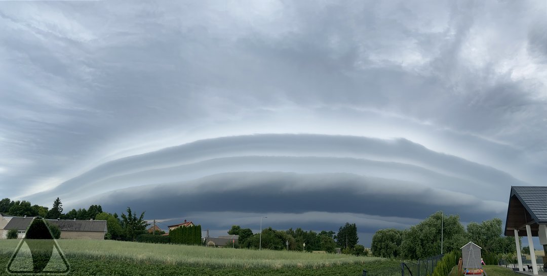 SOB_pl's tweet photo. Poranek przynosi takie widoki na Podlasiu - wielorwarstwowa chmura szelfowa (arcus). 
fot. Użytkownik Systemu Raportów, Emilia , Stary Drożęcin
@MeteoprognozaPL @meteo_expert @NaGraHo
#obserwatorzyburz #burza #pogoda #deszcz #polska #lato #burze https://t.co/D6hMVTqXs5