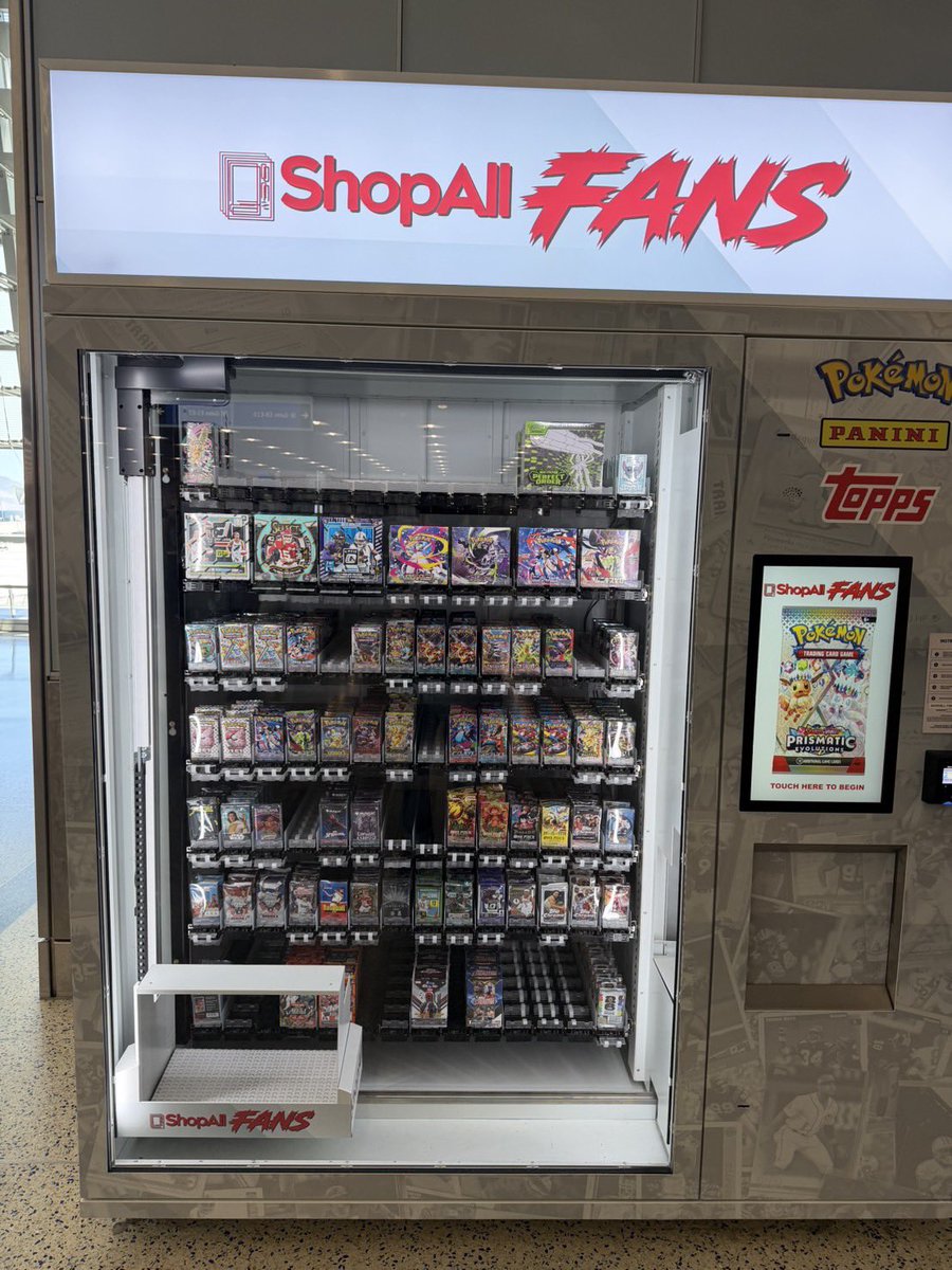 capone777x's tweet photo. アメリカでもポケモンが流行っているらしく至る所にポケカのガチャが設置されてやがって驚いたぜ。
せっかくだからお前らへのお土産としていくつか買って帰るとするかな。
ひとまずラスベガスで仕事を終わらせてロスへ到着、カジノで勝負したい気持ちは山々だが仕事につきここは魂の我慢。 https://t.co/PGh3qxAfBP