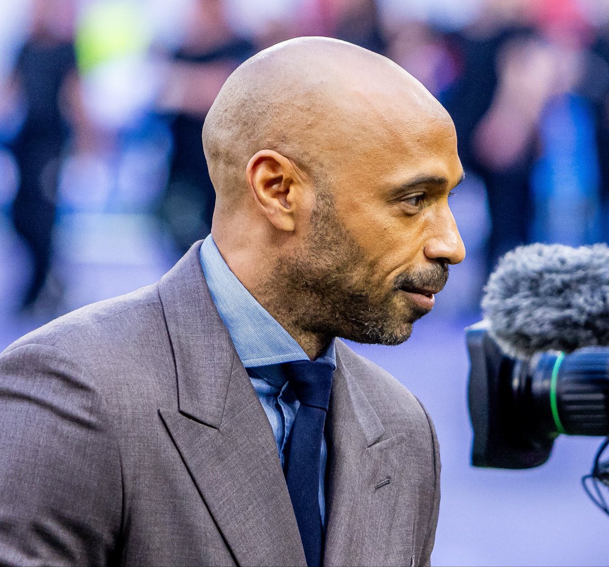 ActuFoot_'s tweet photo. 🚨 Thierry Henry 🇫🇷 : « Le MVP sera toujours Kylian grâce à son côté décisif. MAIS LE JOUEUR LE PLUS IMPORTANT, C'EST MICHAEL OLISE 🇫🇷. ⭐️

C'est un monstre, il voit les choses si vite et différemment des autres. 🥵

Les joueurs aussi techniques oublient parfois les efforts défensifs, pas lui. 

J'ai eu le privilège de le coacher. À l'entraînement, j'essayais de me retenir de ne pas dire : "WOW !", parce qu'en tant que coach, ÇA NE SE FAIT PAS. 😅

Je disais à mes assistants : "VOUS AVEZ VU ÇA ?" IL EST SUR UNE AUTRE PLANÈTE. 👽 »

🎙️ @FOXSports