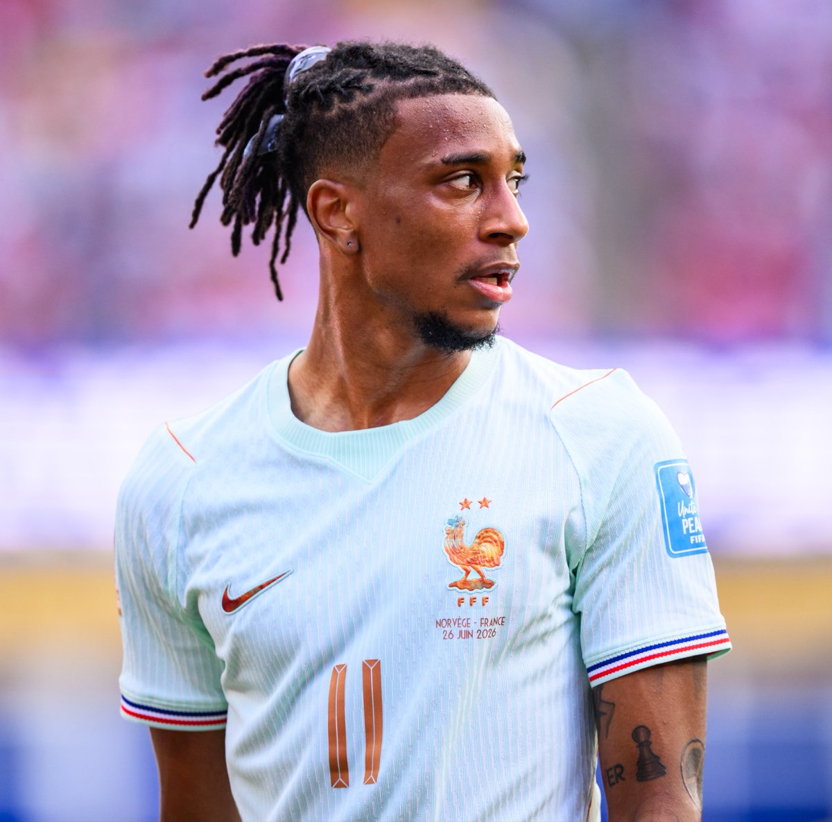 ActuFoot_'s tweet photo. 🚨 Thierry Henry 🇫🇷 : « Le MVP sera toujours Kylian grâce à son côté décisif. MAIS LE JOUEUR LE PLUS IMPORTANT, C'EST MICHAEL OLISE 🇫🇷. ⭐️

C'est un monstre, il voit les choses si vite et différemment des autres. 🥵

Les joueurs aussi techniques oublient parfois les efforts défensifs, pas lui. 

J'ai eu le privilège de le coacher. À l'entraînement, j'essayais de me retenir de ne pas dire : "WOW !", parce qu'en tant que coach, ÇA NE SE FAIT PAS. 😅

Je disais à mes assistants : "VOUS AVEZ VU ÇA ?" IL EST SUR UNE AUTRE PLANÈTE. 👽 »

🎙️ @FOXSports