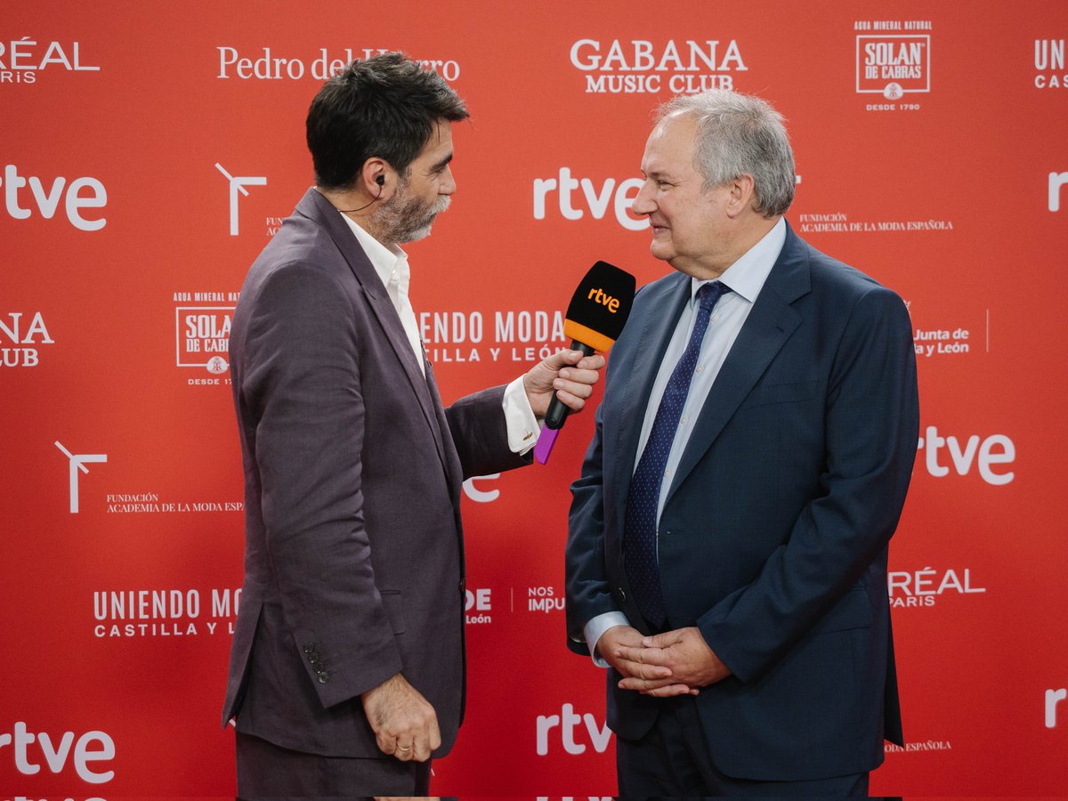 minturgob's tweet photo. El ministro @jordihereub ha asistido a la III edición de los #PremiosModaRTVE, una gala que reivindicó los oficios que impulsan la industria. 
El sector textil y del calzado es clave para nuestra economía y avanza, con tecnología e innovación, hacia una producción más sostenible. https://t.co/FZqq6h8cgB