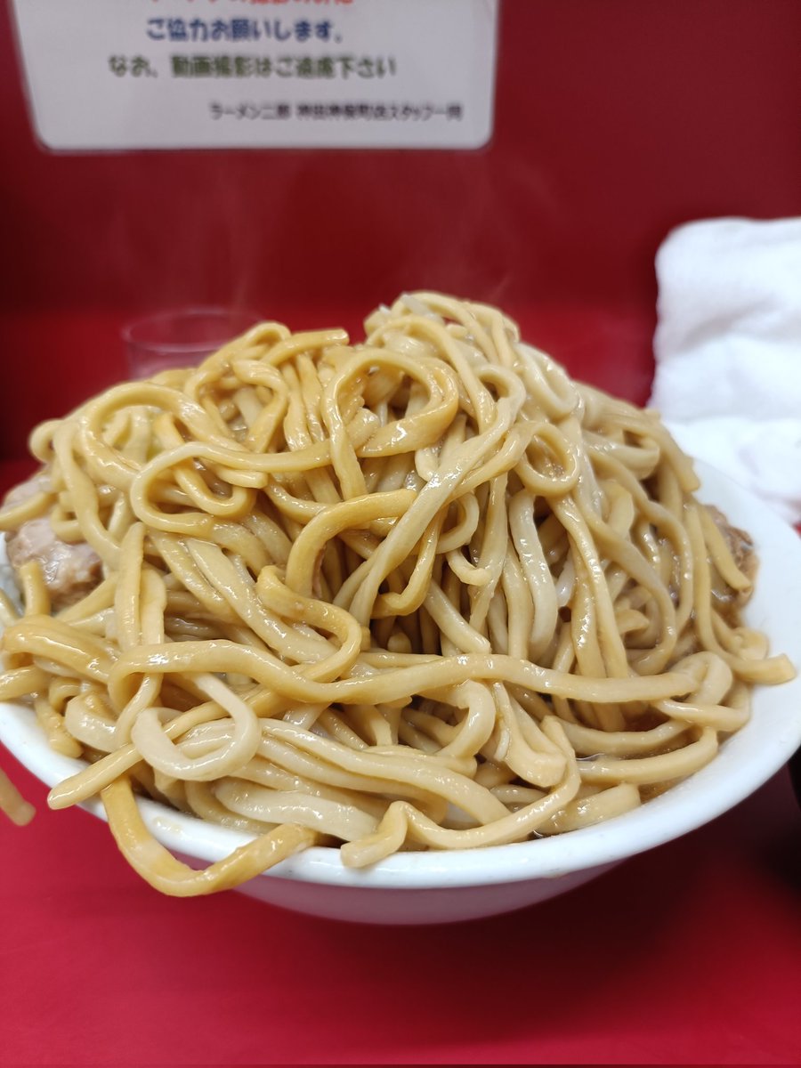 ryuryuryutoo's tweet photo. 7/1,14:00ラーメン二郎神田神保町。15:15着丼。少全部生卵。調理観察、店主指差確認や空中で電卓叩いてる？何やら計算。ブレ無縁（ブレ？ナニソレオイシイノ？）。茹で置きとかあり得ない職人魂。同ロット小豚ばかりで助かった、移転前小豚食べてたけど今は絶対に無理。隠れ豚が嬉しくないのはJBCだけ https://t.co/8PQWo5tIBh