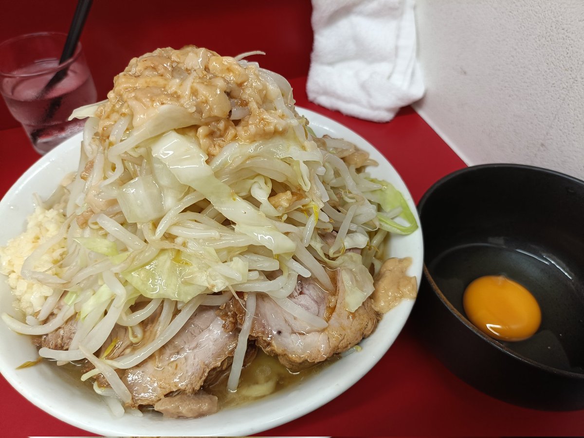 ryuryuryutoo's tweet photo. 7/1,14:00ラーメン二郎神田神保町。15:15着丼。少全部生卵。調理観察、店主指差確認や空中で電卓叩いてる？何やら計算。ブレ無縁（ブレ？ナニソレオイシイノ？）。茹で置きとかあり得ない職人魂。同ロット小豚ばかりで助かった、移転前小豚食べてたけど今は絶対に無理。隠れ豚が嬉しくないのはJBCだけ https://t.co/8PQWo5tIBh