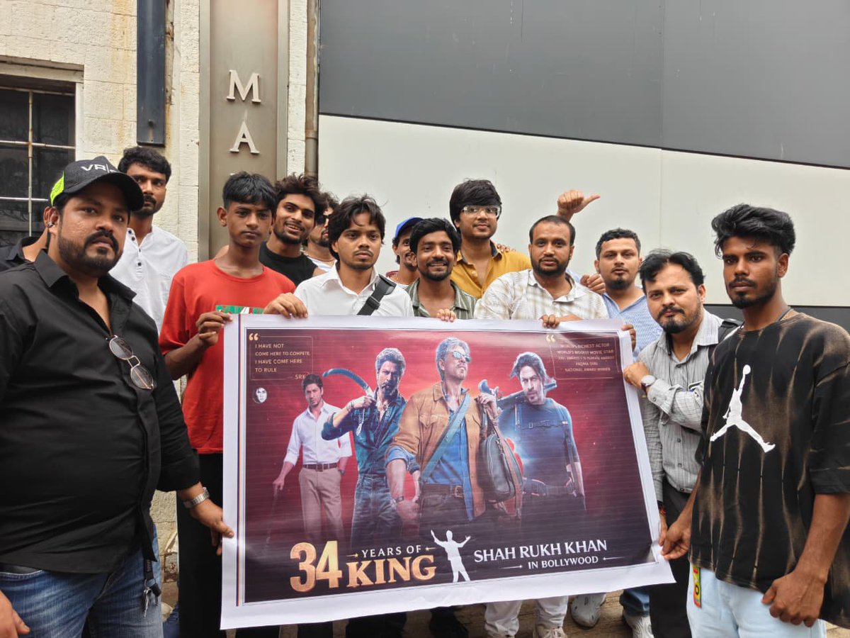 SRKUniverse's tweet photo. Not just a celebration, but a gesture of love ❤️✨ SRK fans from #Mumbai celebrated 34 years of King Khan by distributing snacks at Mannat, proving that his legacy is built on spreading joy and bringing people together 👑

#34YearsOfKingSRKsRule

@iamsrk

#KING #ShahRukhKhan #SRK #KingKhan #ItsKingTime