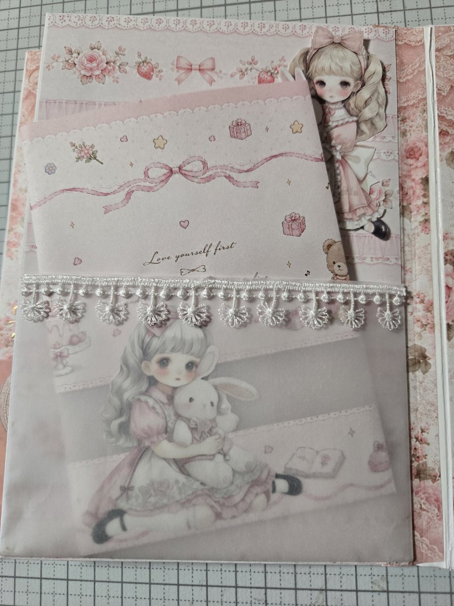 k13579k's tweet photo. 紙もの交換会で刺激受けたのでファイル作り再開
表紙はもう少し手を加える予定
1ページ目ミラーの方にも素材入れられるようにしてます
2ページ目はミラーに厚みが出たので平面でシンプルに
3ページ目はまだ途中だけど可愛くできてると思う🙄
ラストページはどうしようかなー
 #紙もの https://t.co/gw6q4tefNZ