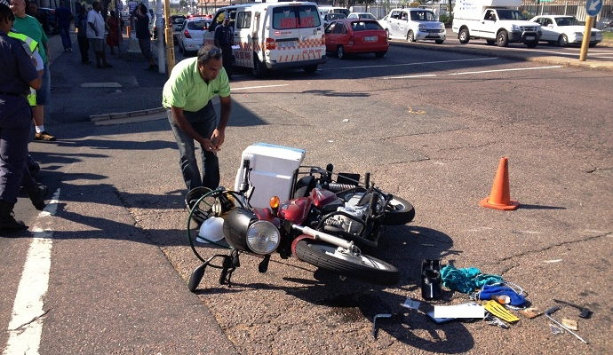 _ArriveAlive's tweet photo. Bike Crashes, Visibility and Motorcycle Safety https://t.co/GMNnsyD2aa
#ArriveAlive #Motorcycle #Bikes #DeliveryDrivers @Sixty60_Tweets #PnPAsap @GetSPAR2U @motocyclesafety https://t.co/IeuMmMpH3G