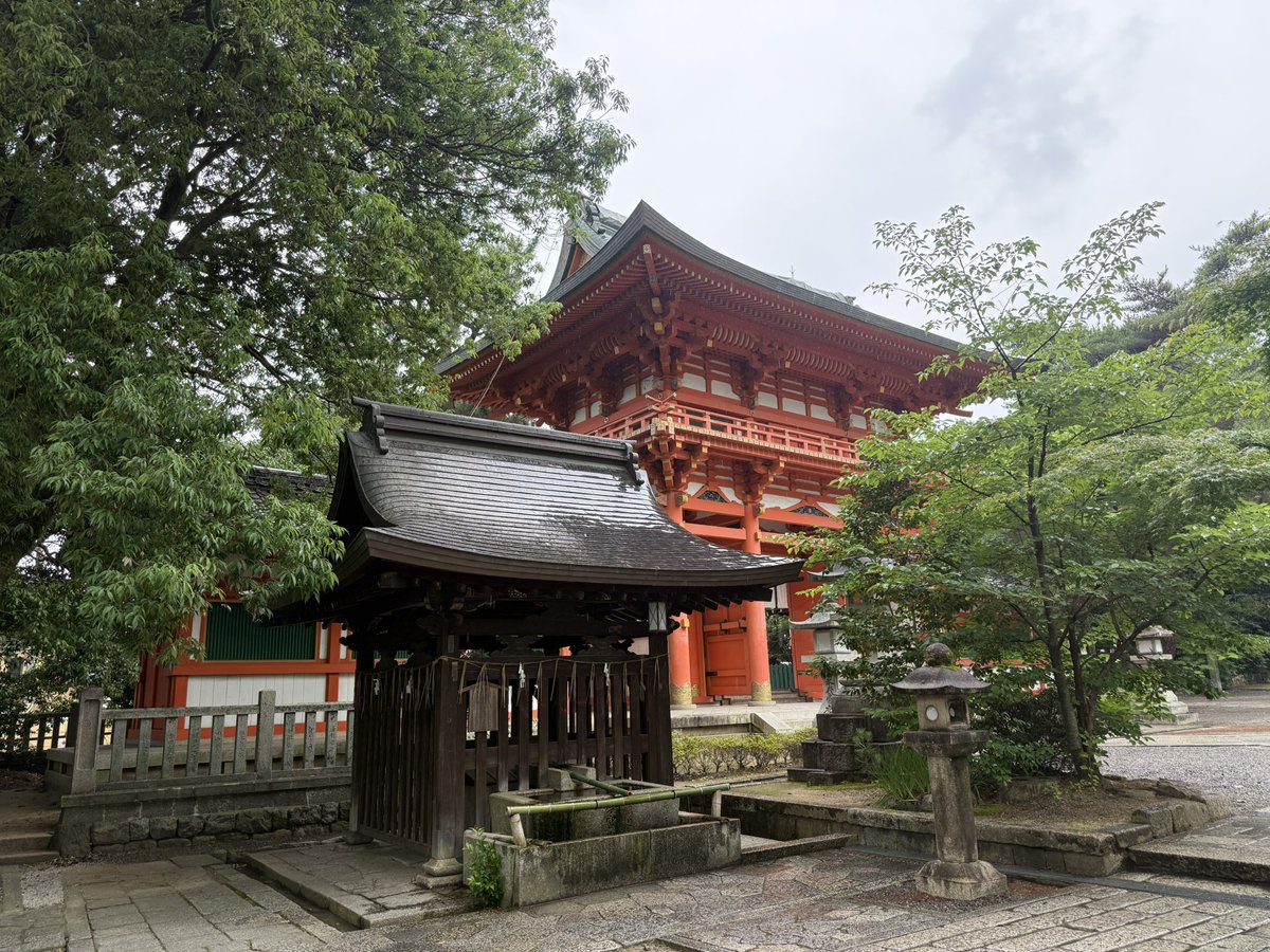 LeTak's tweet photo. 三年前初めて食べた時に恋に落ちた今宮神社のあぶり餅、雨の中やって来た〜！！
やっぱり美味い😋
今回は一文字屋(前回はかざりややったけん)で。
大満足や〜♪
夕飯気にせんで良いなら3皿食べたいくらいあるww https://t.co/eqBubBSED1