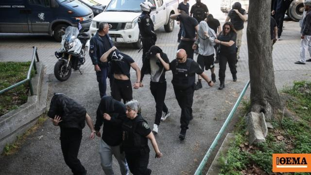 IppotikoTagma's tweet photo. @protothema Πως η αστυνομία συλλαμβάνει Τούρκους πράκτορες, μαφιόζους, παραλίγο δολοφόνους Ελλήνων Vs πως συλλαμβάνει πιτσιρικάδες που χαλάγαν την πιάτσα στα προστατευόμενα αναρχοάπλυτα.

Ο Ρουβίκωνας όλος έξω εντωμεταξύ.

#ΕΝΕΘ #ΕΛΑΣ https://t.co/EJV44IzfHB