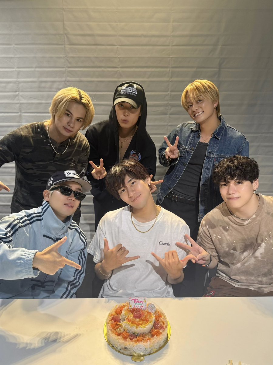 ballistik_fext's tweet photo. #MIKU BIRTHDAY 🎂❤️
Instagram Live生配信ありがとうございました！

┈┈┈
🎫 #BBZ_BEAT_BLAST_Z チケット一般発売中

▼ローソンチケット
https://t.co/3Gmu4RF0RN
▼ticketbook
https://t.co/yJATZTfyhf

SOLD OUT !!
埼玉 / 大阪 / 千葉 / 静岡 /福岡
┈┈┈

#HAPPYMIKUDAY
#BALLISTIKBOYZ https://t.co/hIDw0uTMkl