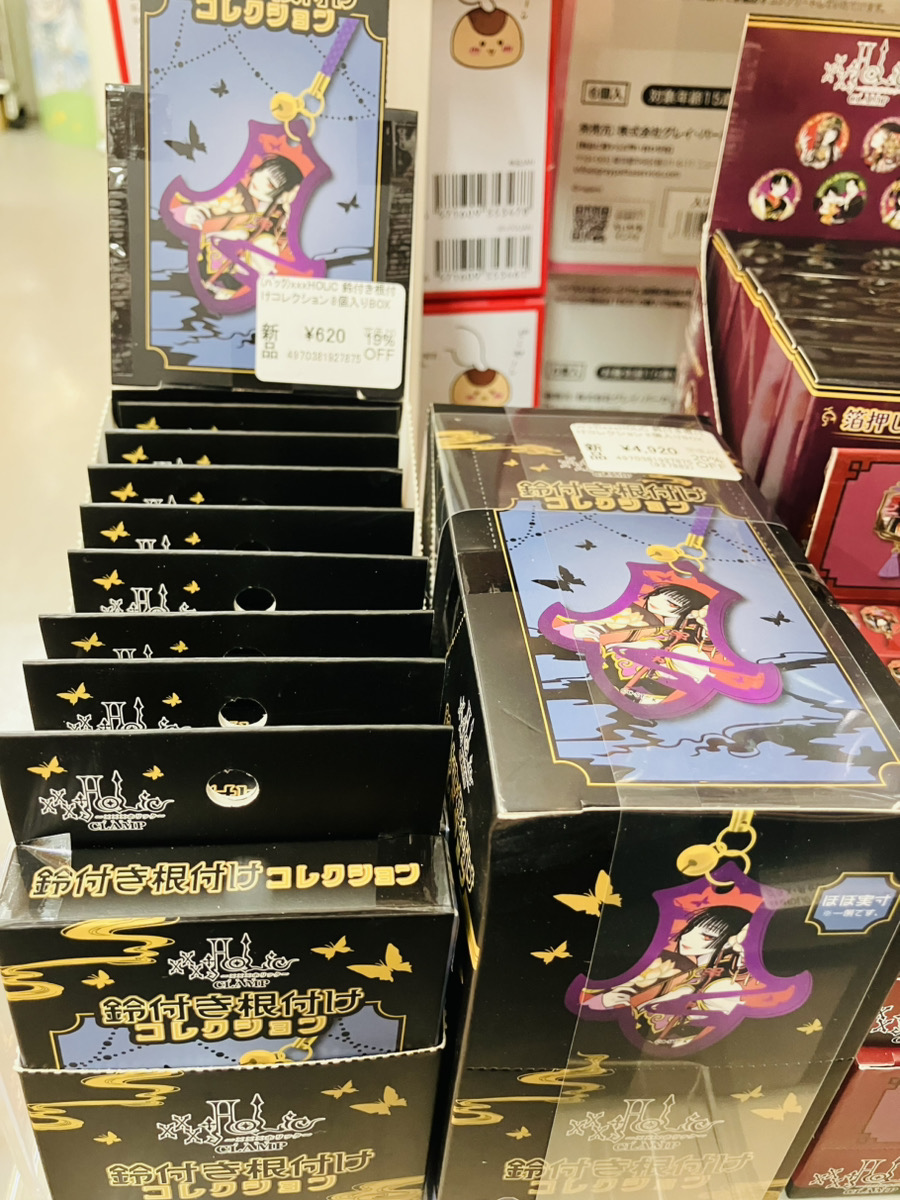 amiami_bukuro's tweet photo. 【#あみあみ池袋miniフェアグッズ店】

エンスカイ様の
「xxxHOLiC タッセルピンズコレクション」
「xxxHOLiC 箔押し缶バッジコレクション」
「xxxHOLiC 鈴付き根付けコレクション」
入荷しました✨

皆様のご来店をお待ちしています♪

#xxxHOLiC https://t.co/GGr0OTwrZ0