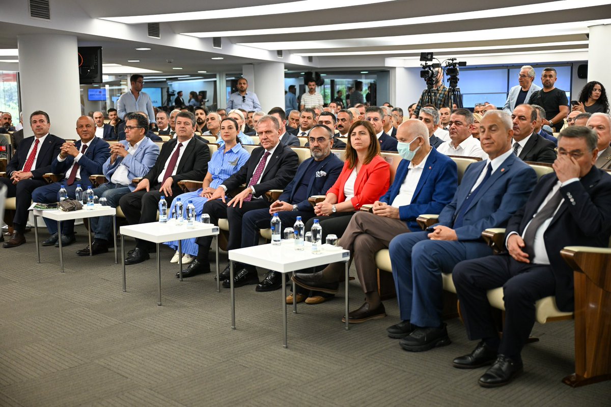 suatyildizTBB's tweet photo. 121 belediyemiz ile yine dayanışmanın mutluluğunu yaşadık. 
@TBB olarak hibe ettiğimiz, ekskavatör, kazıcı yükleyici, otobüs, kombine kanal açma, itfaiye, yol süpürme, vidanjör, çöp kamyonu ve greyder gibi birçok iş makinesi belediyelere ve yurttaşlarımıza hayırlı olsun. https://t.co/KklwtEZAh3