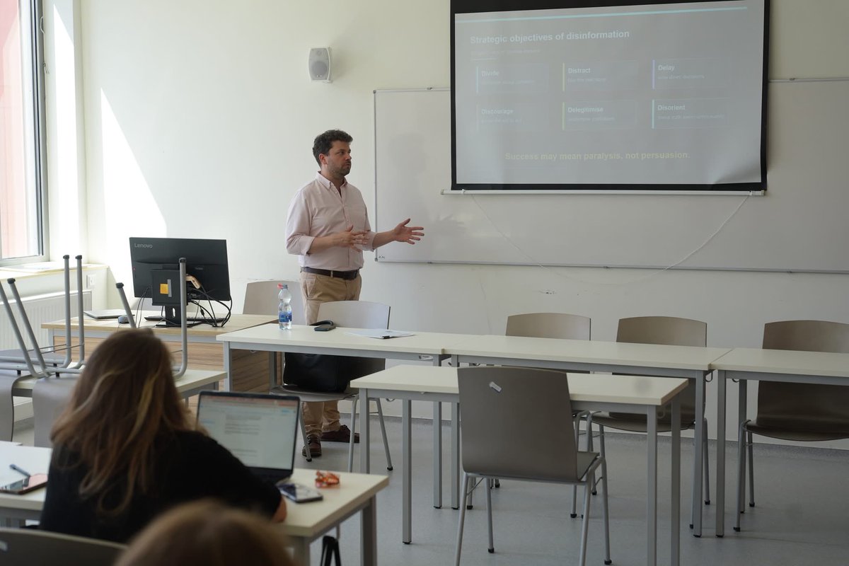 PawelLPawlowski's tweet photo. It was a pleasure to return to the V4 Diplomatic Academy as a lecturer. Thank you to the organizers @SmiechLiliana @uni_nke for the opportunity and to all the participants for the interesting discussions and thoughtful questions. https://t.co/zqhZBBg71h