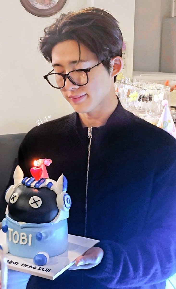 st1here's tweet photo. 케이크랑 있을 때 더 귀여워지는 편 https://t.co/leIWrFOCPN