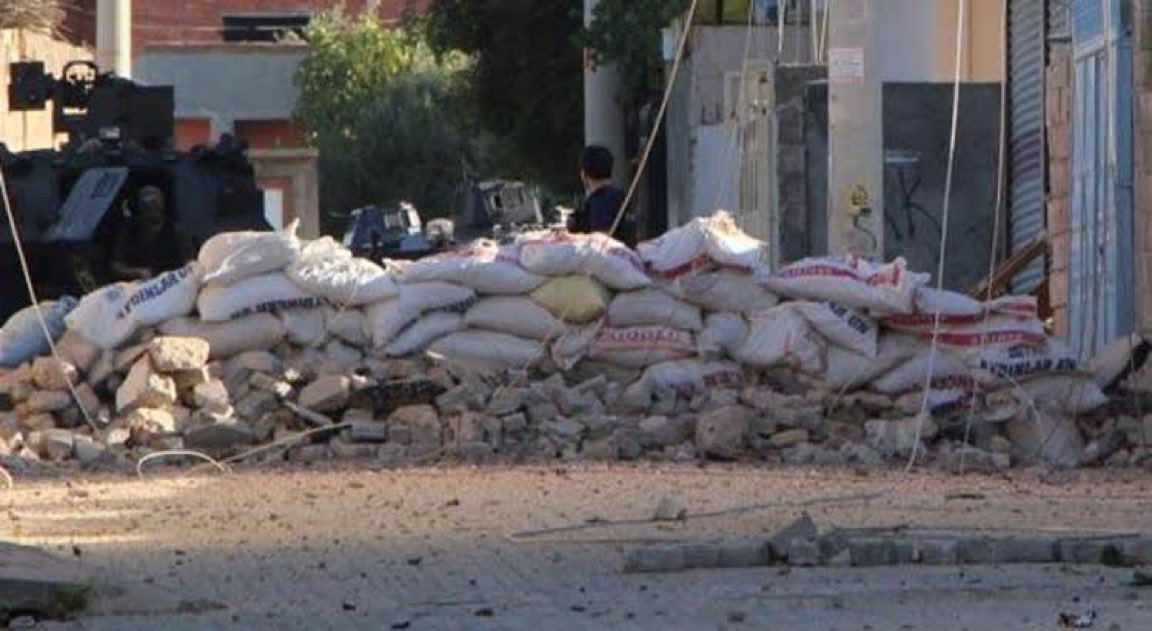 gokceekatuun's tweet photo. Valilere de operasyon yapmayın talimatı verdiniz mi ? Zamanında bu talimat sonrasında ihanet sürecini yaptıklarınız her yere bomba döşemişti. Yine aynı senaryo.. O dönemde bunları gururla söyleyenler yaptıklarının karşılığını görmediği için yine aynı şeyler tekrarlanıyor. https://t.co/CRGgW1acQl