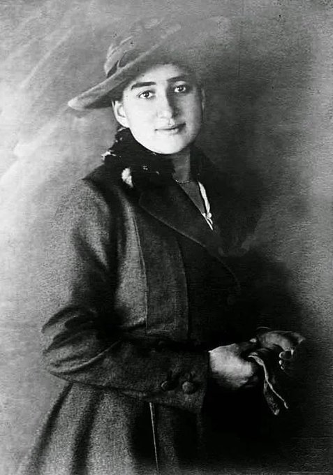 Rainmaker1973's tweet photo. Everybody knows Franz Kafka, but almost no one knows his sister Ottla. 

She was gassed on arrival at Auschwitz on Oct 7, 1943 after volunteering to escort a group of orphans from the Terezin ghetto so they wouldn’t be afraid. https://t.co/jSigmdAJch