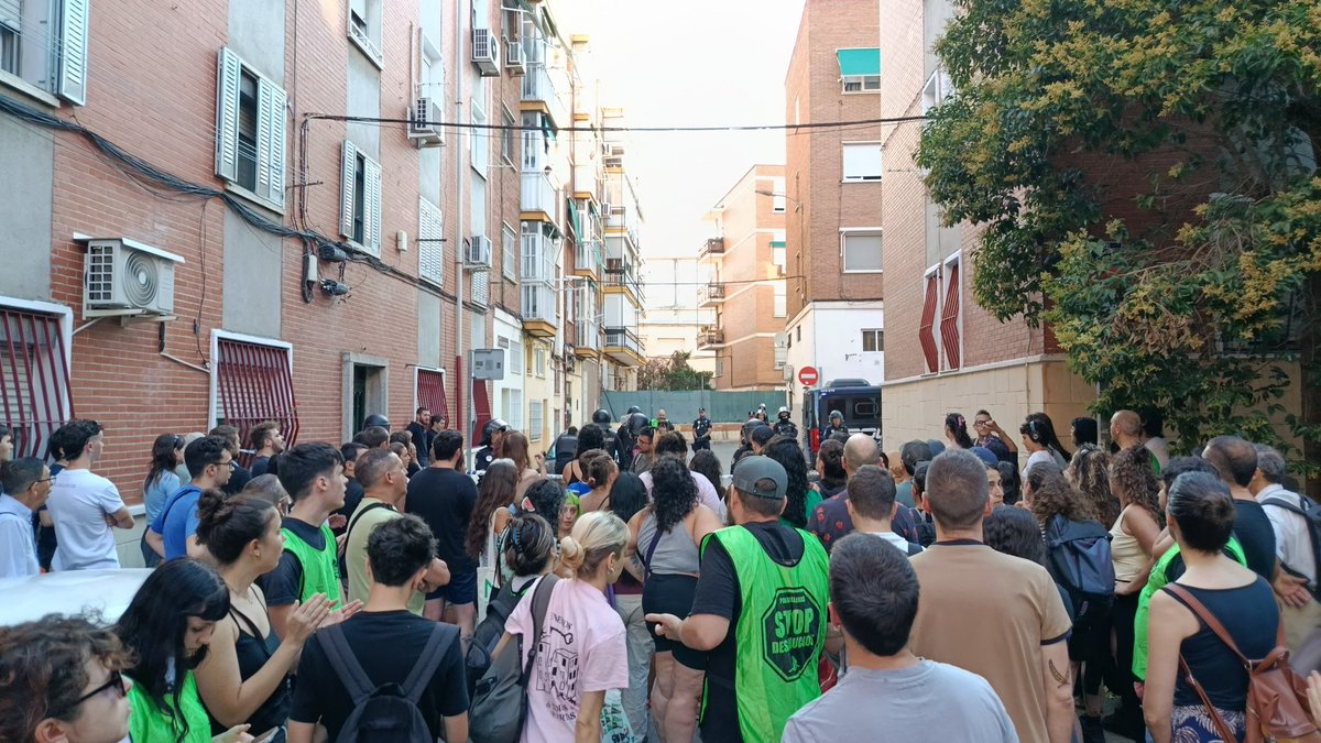 viviendaranjuez's tweet photo. Con las compañeras de la @pah_vallekas, contra el despliegue policial criminal que pretende echar a Adolfo de su casa. 

¡No toleramos ni un desahucio más! https://t.co/Ws1HInlqeF