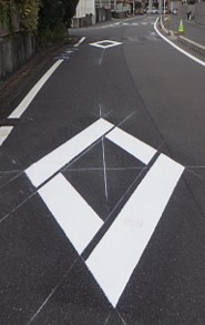 oita_police's tweet photo. 【交通取締り情報】    
やあ、僕ピンキー。                        
横断歩道の手前にある◇(ダイヤ）マークって知ってる？
このマークは、横断歩道の予告マークなんだ。
横断歩道は歩行者優先だから、思いやり運転をしてね。

#大分県警察 #横断歩道 #ダイヤマーク https://t.co/xiq9ZWaKFM