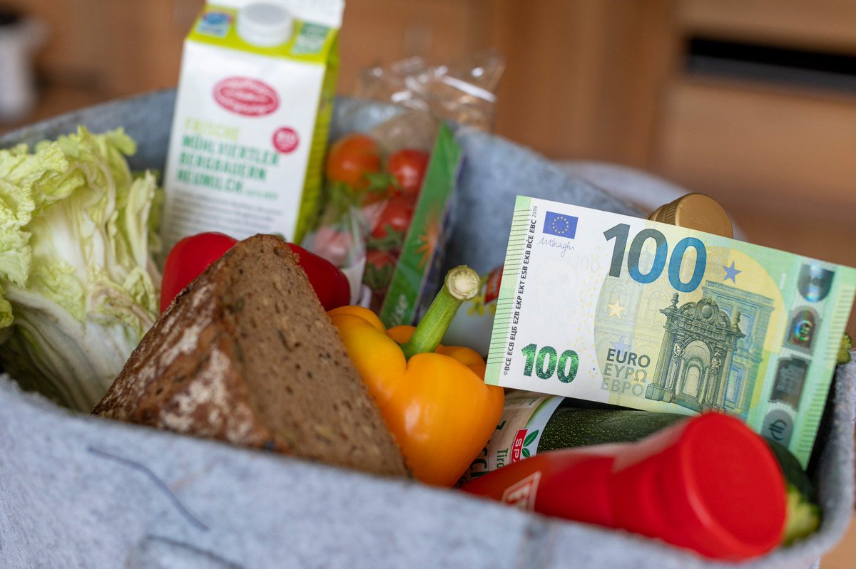 krone_at's tweet photo. Einkaufen im Supermarkt wird billiger: Gut 100 Euro im Jahr soll sich eine durchschnittliche Familie ersparen, weil per 1. Juli die Mehrwertsteuer auf viele Lebensmittel auf 4,9 Prozent halbiert wird.
https://t.co/doVkwniDjy https://t.co/uo1JIMNYlt