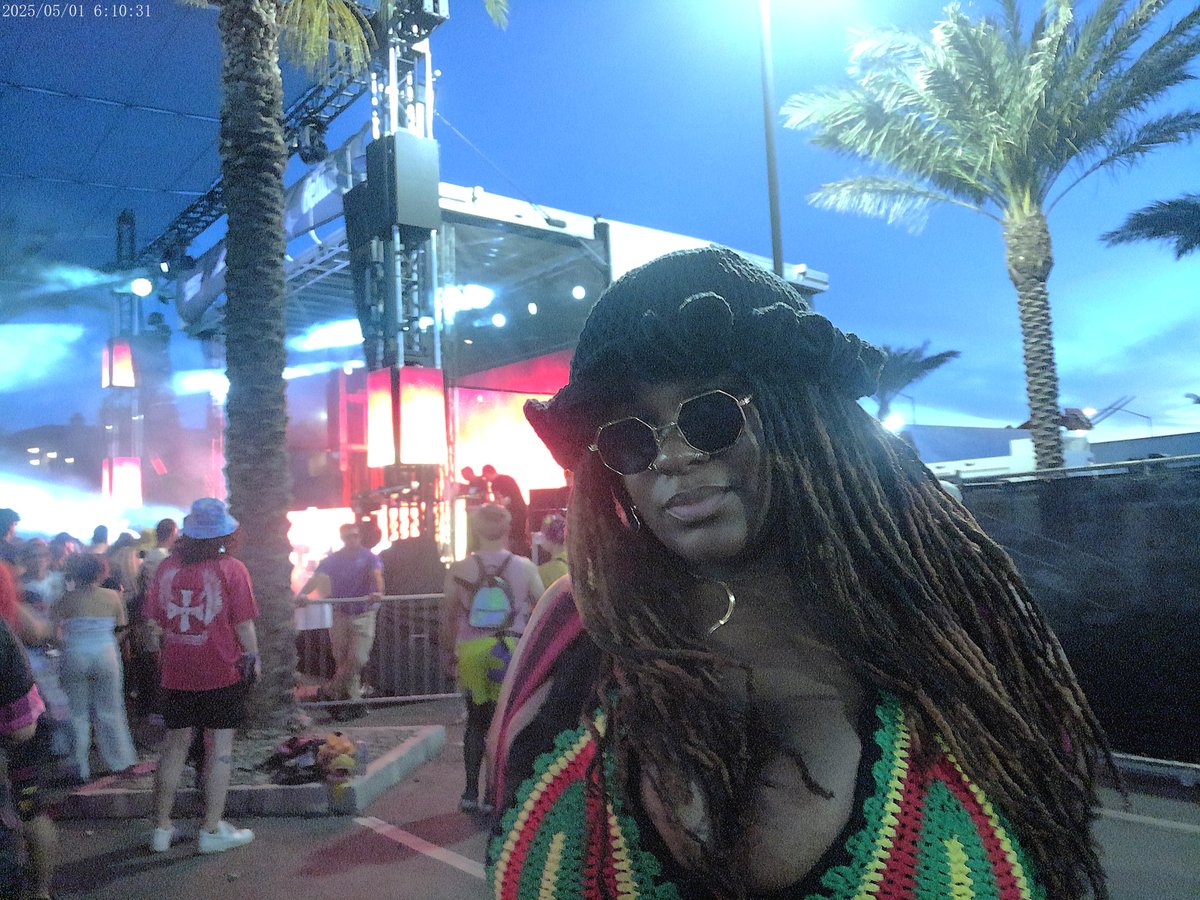 karmaIsscorpio2's tweet photo. QT of a pic with you in sunglasses https://t.co/0yUlwHSGJv