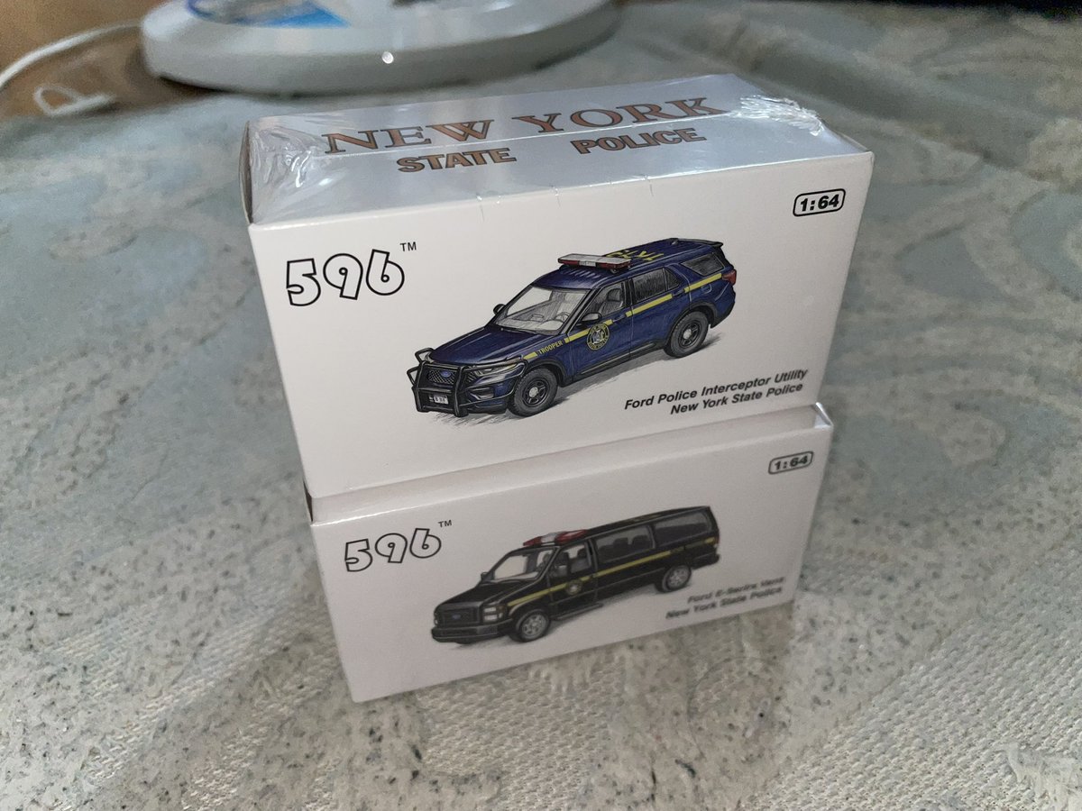 Aliceshin798's tweet photo. 596Modelなら、続いてニューヨーク州警察のパトカー2台(ポリスインターセプターとE-350)をゲットしたお🗽🚓
本来なら、インターセプターのみが欲しかったけど、セット販売のみしか無かったので急遽それをチョイスしました👀
両車共に作り込みが細くてエモいw
#596model #Policeinterceptor https://t.co/d637lCe83Z