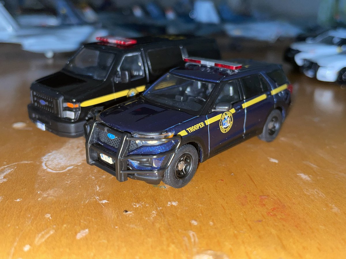 Aliceshin798's tweet photo. 596Modelなら、続いてニューヨーク州警察のパトカー2台(ポリスインターセプターとE-350)をゲットしたお🗽🚓
本来なら、インターセプターのみが欲しかったけど、セット販売のみしか無かったので急遽それをチョイスしました👀
両車共に作り込みが細くてエモいw
#596model #Policeinterceptor https://t.co/d637lCe83Z