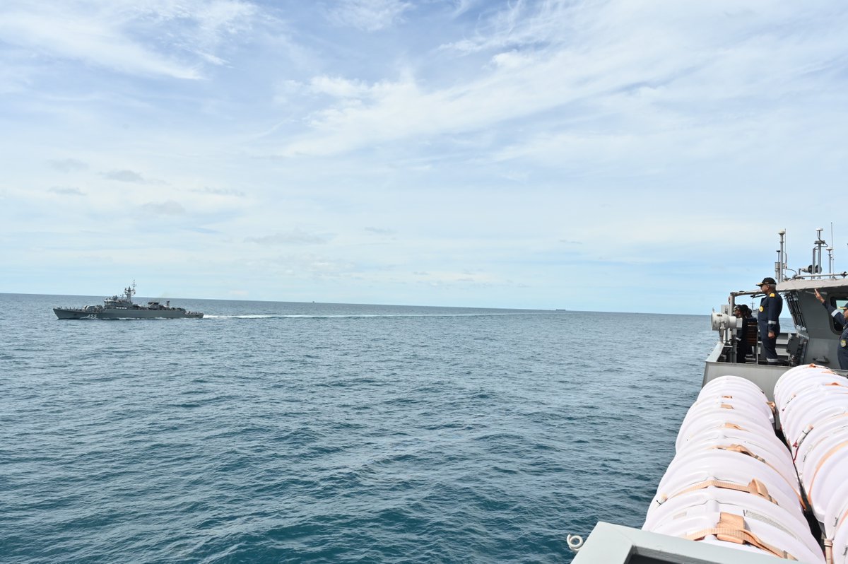 indiannavy's tweet photo. 🇮🇳🤝🇹🇭 ⚓#BridgesofFriendship

Indian Naval Ships #INSUdaygiri, #INSShakti and #INSKavaratti of the Eastern Fleet undertook #PASSEX with HTMS Chao Phraya of the #RoyalThaiNavy following their visit to Sattahip, Thailand.

The exercise provided an opportunity to enhance interoperability between the two Navies, reaffirming their shared commitment to maritime security and regional stability.

#MAHASAGAR #ActEast
#IONS #MaritimeSecurity 

@prroyalthainavy  @IN_HQENC 
@IndiainThailand @IN_EasternFleet