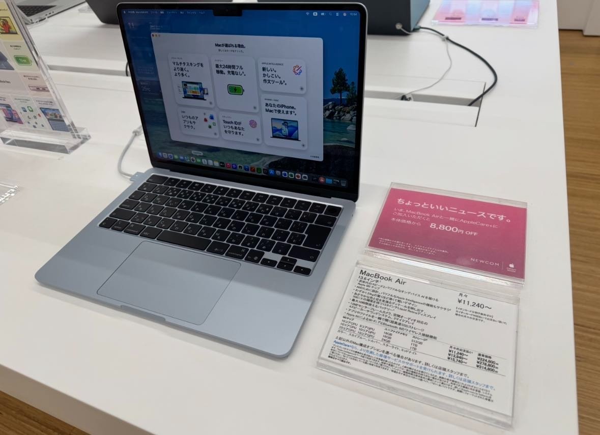 NewcomKashihara's tweet photo. 🍏入荷速報🍏

本日、#MacBookAir M5（1TB）シルバーが入荷しましたよ～💻✨
軽すぎて持ってるの忘れるレベル（※大げさです）なのに、中身はしっかり最強です😇
気づいたら仕事もサクサク終わってるかも…？（※個人差あります）
在庫あるうちにどうぞ～🏃‍♂️💨

#Apple専門店
#イオンモール橿原 https://t.co/MolOhuxDvZ