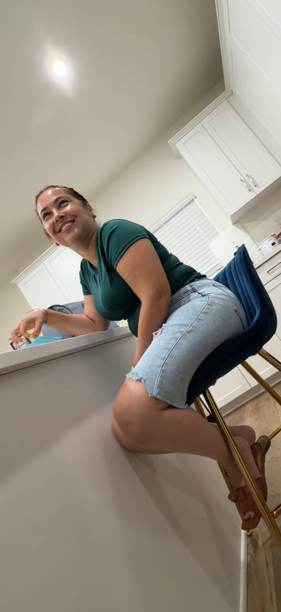 johnyluvsbbl's tweet photo. Thick ass Latina aunt just be teasing me🫩 #latina #milf #candid #creepshot #slut #thick https://t.co/DE2J2LJgoI