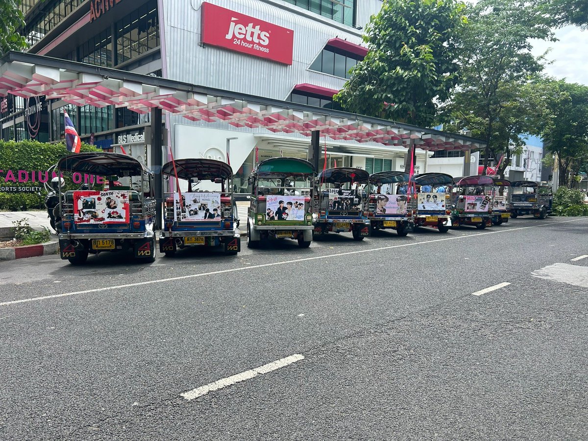 icemochily's tweet photo. Our PerthSanta 2nd Anniversary TukTuks are now on the road! 🖤🤍

If you spot them around Siam, MBK, CentralWorld, or Chula, don't forget to snap a photo or video and tag us! 📸✨

#PerthSanta #เพิร์ธแซนต้า
#PerthTanapon #Santapp https://t.co/vNkq8sLVvy