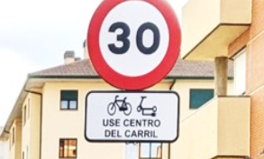 enbicipormadrid's tweet photo. ¿Bicicletas ocupando todo el carril?
Sí, desde el 1 de octubre de 2028 en toda España.
Antes de que surjan las críticas sobre seguridad y estorbo, aclaramos dónde se va a aplicar y dónde no, y por qué esta medida es buena para todos, use o no la bici. Hilo-> https://t.co/OFNY0NZXRa