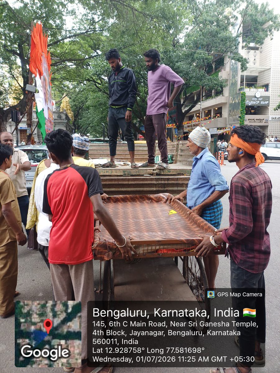 TOIBengaluru's tweet photo. #FreeTheFootpath drive in #Bengaluru

Civic personnel clearing the pavements in #Jayanagar 4th Block 👇 as part of the ‘Safe Footpath Campaign’ starting July 1.

@timesofindia https://t.co/v7EHCU50Oz