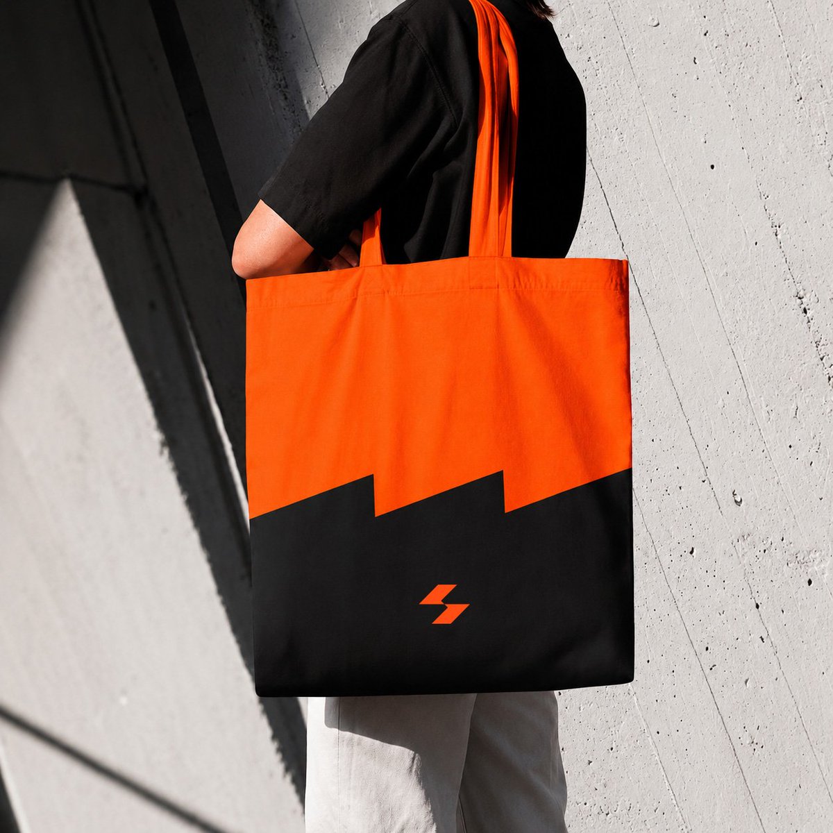 LvBit_INT's tweet photo. Step out with a trader's attitude. 🎒⚡️ 

Rocking the @LvBit tote bag—bold black and orange contrast, low-key yet sharp.

This is the clean, effortless travel aesthetic by LvBit. #LvBit #CEX #CryptoStyle #ToteBag #OOTD https://t.co/aFTPpiWscc
