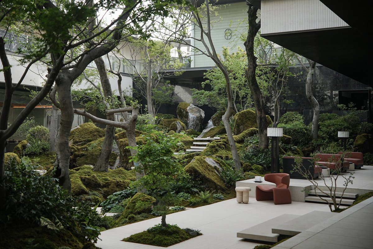 Architizer's tweet photo. #ProjectOfTheDay: The Mountain Spine: Bringing the Qinling Range to the Urban Heart of Xi'an by Mind Studio

Inspired by the Qinling Mountains, this residential garden recreates a mountain ravine in the middle of the city. Twelve waterfalls, native ferns and mosses, and carefully engineered microclimates create a landscape that's up to 6°C cooler than its urban surroundings.

📍Xi'An, China
Details: https://t.co/KwOIXbEfa9