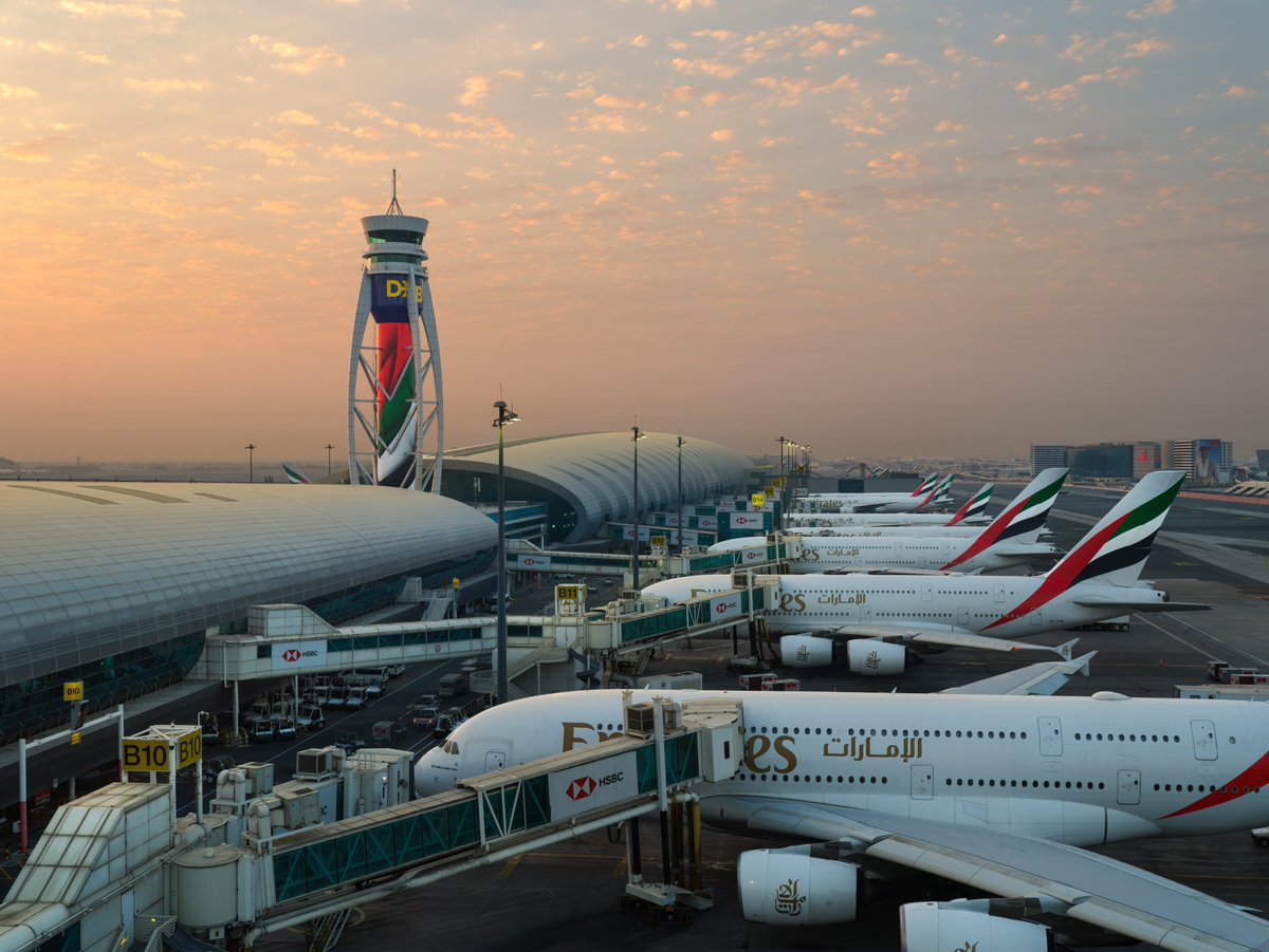 DXBMediaOffice's tweet photo. مطار دبي الدولي يستعد لدخول ذروة موسم السفر الصيفي، مع توقع مرور نحو 3 ملايين ضيف عبر مبانيه خلال النصف الأول من شهر يوليو، كما يُتوقع أن تشكل حركة المسافرين العابرين عبر المطار نحو 50% من إجمالي عدد الضيوف، بما يعكس مكانة دبي كواحدة من أكثر مراكز الطيران العالمية ترابطاً واتصالاً بالعالم.