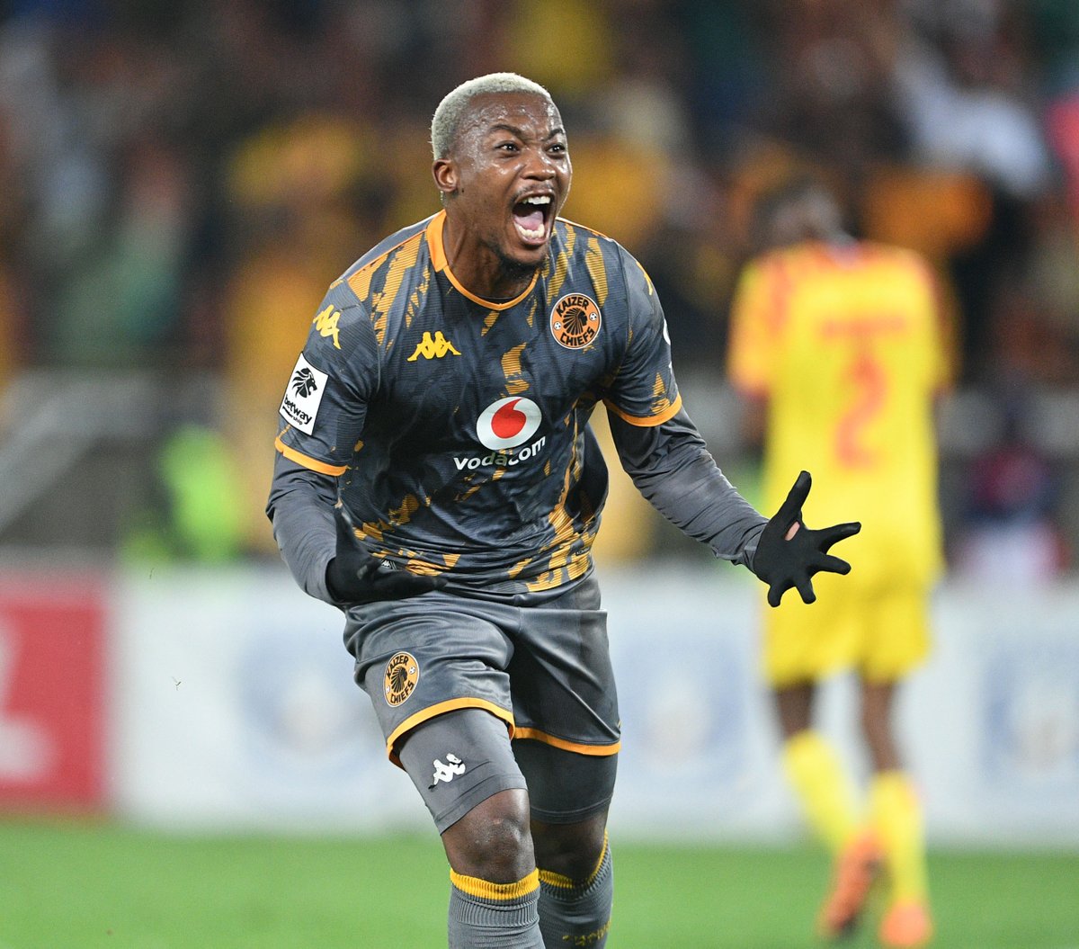 Soccer_Laduma's tweet photo. Kaizer Chiefs have reportedly decided to keep striker Khanyisa Mayo after completing a permanent deal following his loan spell from CR Belouizdad.  📝

Despite a difficult debut season in which he struggled for goals, Amakhosi are understood to have retained faith in the former Cape Town City forward. Mayo will now work under new coach Fernando Da Cruz as he looks to revive his career and justify the club's confidence.

What are your thoughts on his return?🤔