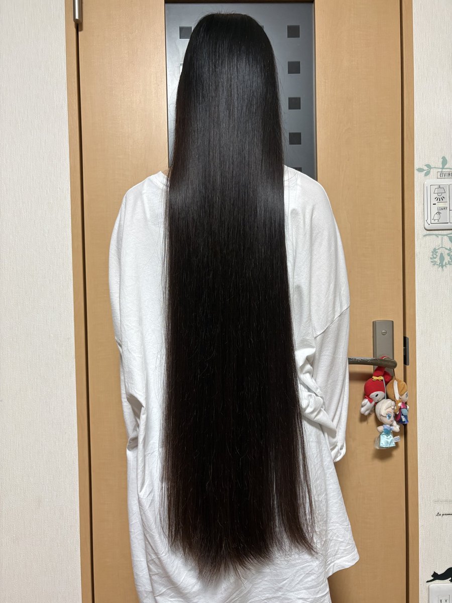 _rrrrrr71's tweet photo. 髪の長さ測定！✨️

一番長いところで
102cm (1m2cm)まで伸びてました🫶

そんなに伸ばしてどうするのーって言われるけど、私もどうしたいやら🤔
いっそ本当にどこまで綺麗に伸びるか挑戦しようかなぁ https://t.co/7VoTppcjeD