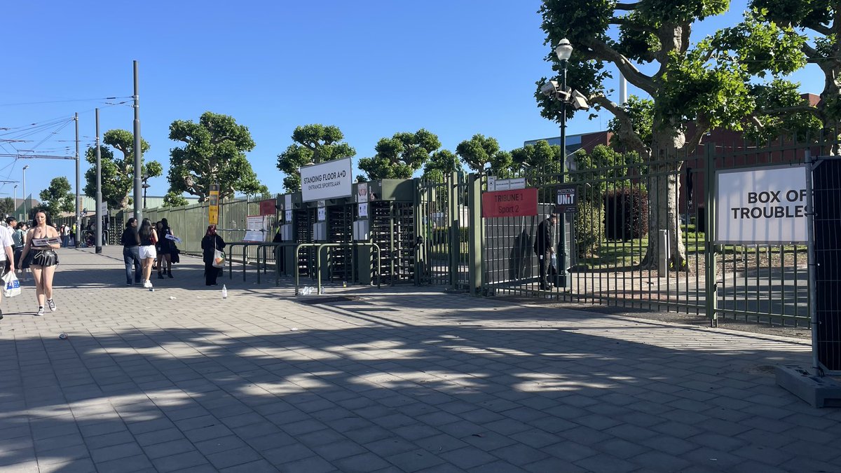BE_BTSGALAXY's tweet photo. ARMY~

Thank you to all of you who helped me unload the banners from the van !

I am standing at the entrance of Tribune one ! Come get your banner 💜✨🫶

#Moonie https://t.co/WU0st5mPi5